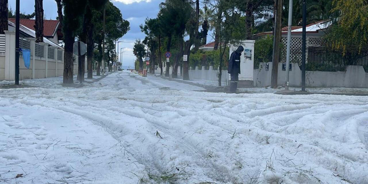 İzmir'in Çeşme ilçesinde dolu yağdırıldı, her taraf beyaza büründü