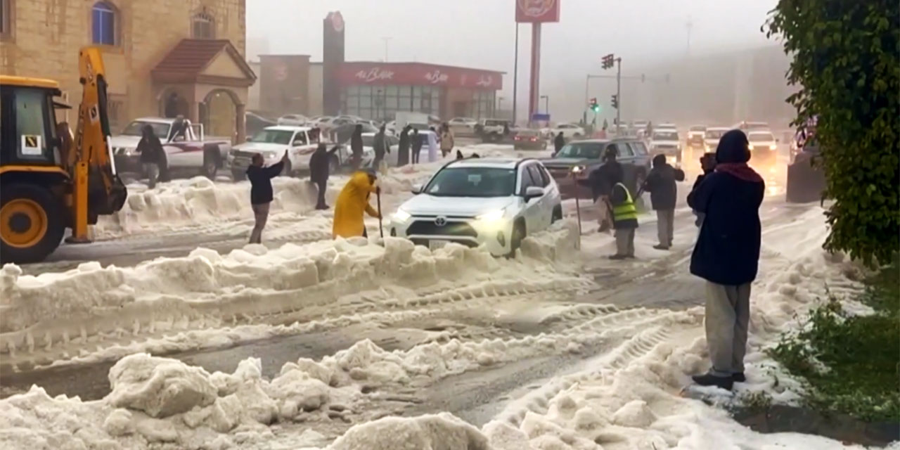 Suudi Arabistan'da sıradışı dolu fırtınası