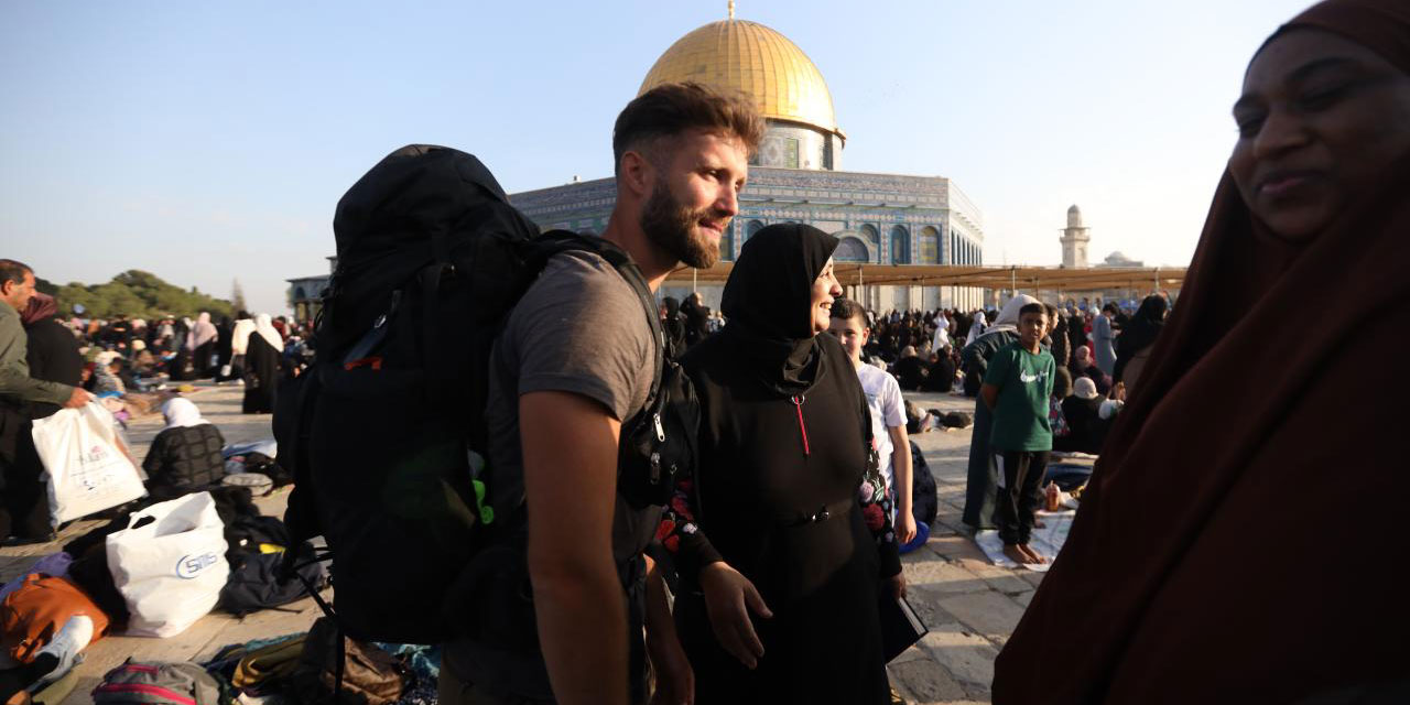 Fransa'dan Mescid-i Aksa'ya yürüyen genç adama sevgi seli