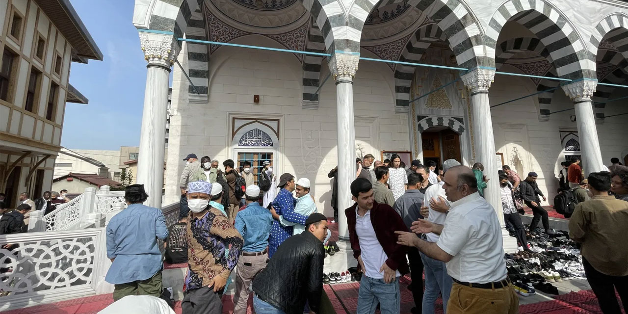 Japonya'da bayram namazı iki kere kılındı