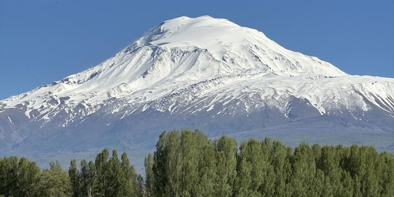 Ağrı Dağı 5 Mayıs'ta beyaz rahmetle buluştu