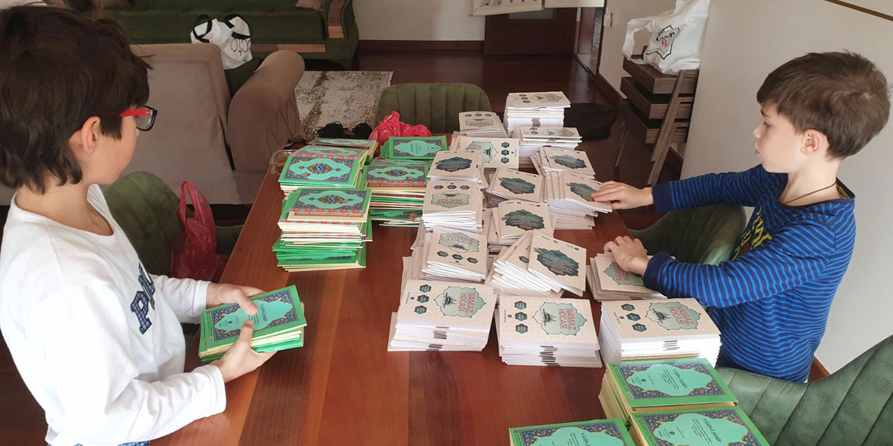 İlkokul öğrencilerine bayram hediyesi