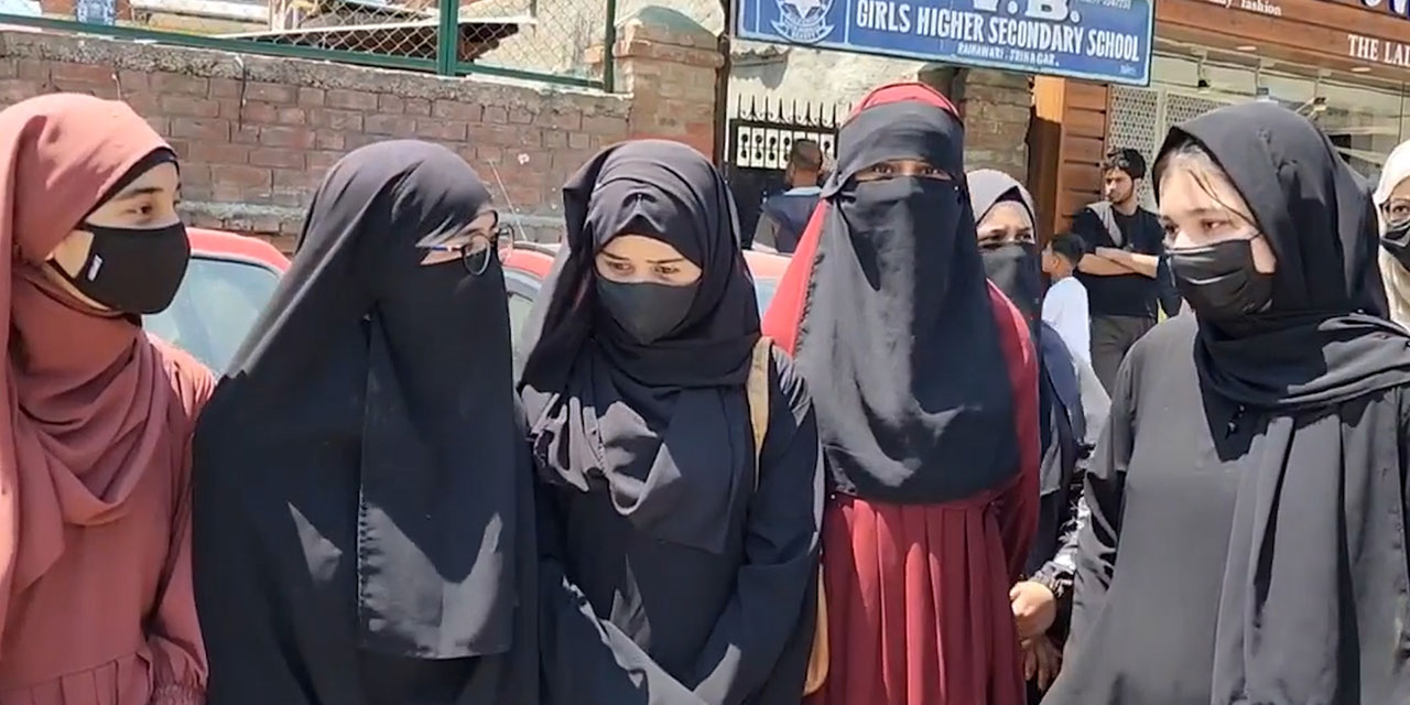 Hindistan, Keşmir'de başörtüsünü yasakladı