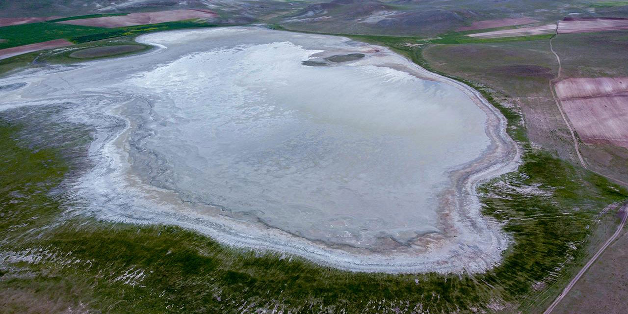 Tamamen kuruyan Tuz Gölü yağışlarla yeniden bereketlendi