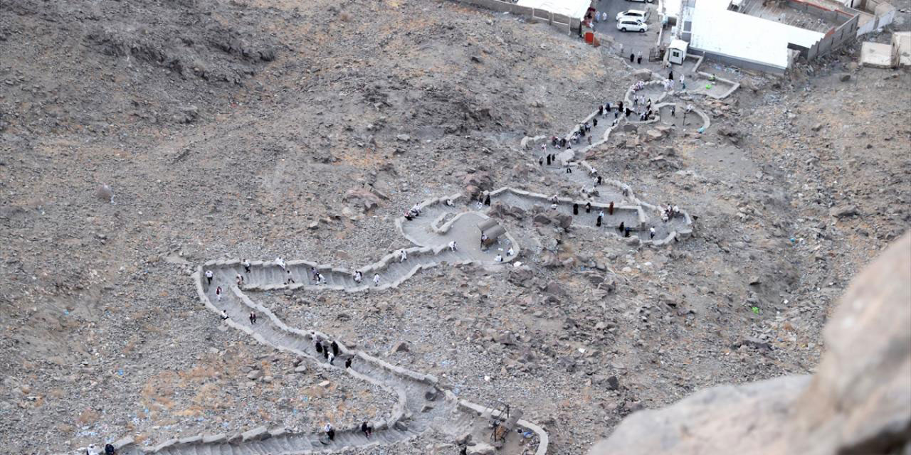 Hacı adaylarının ilk vahyin geldiği Hira Mağarası'na ziyaretleri sürüyor