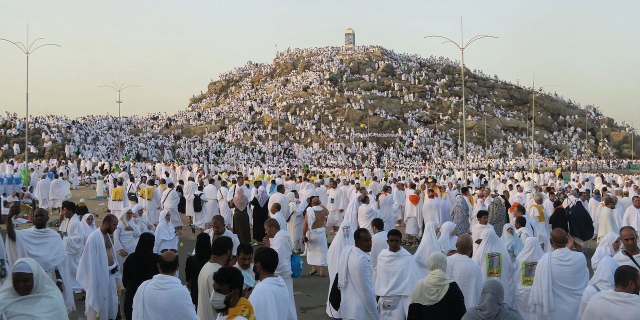 Hacı adayları, Hz. Adem ile Hz. Havva'nın buluştuğu, ilk tövbenin kabul edildiği Cebel-i Rahme'de