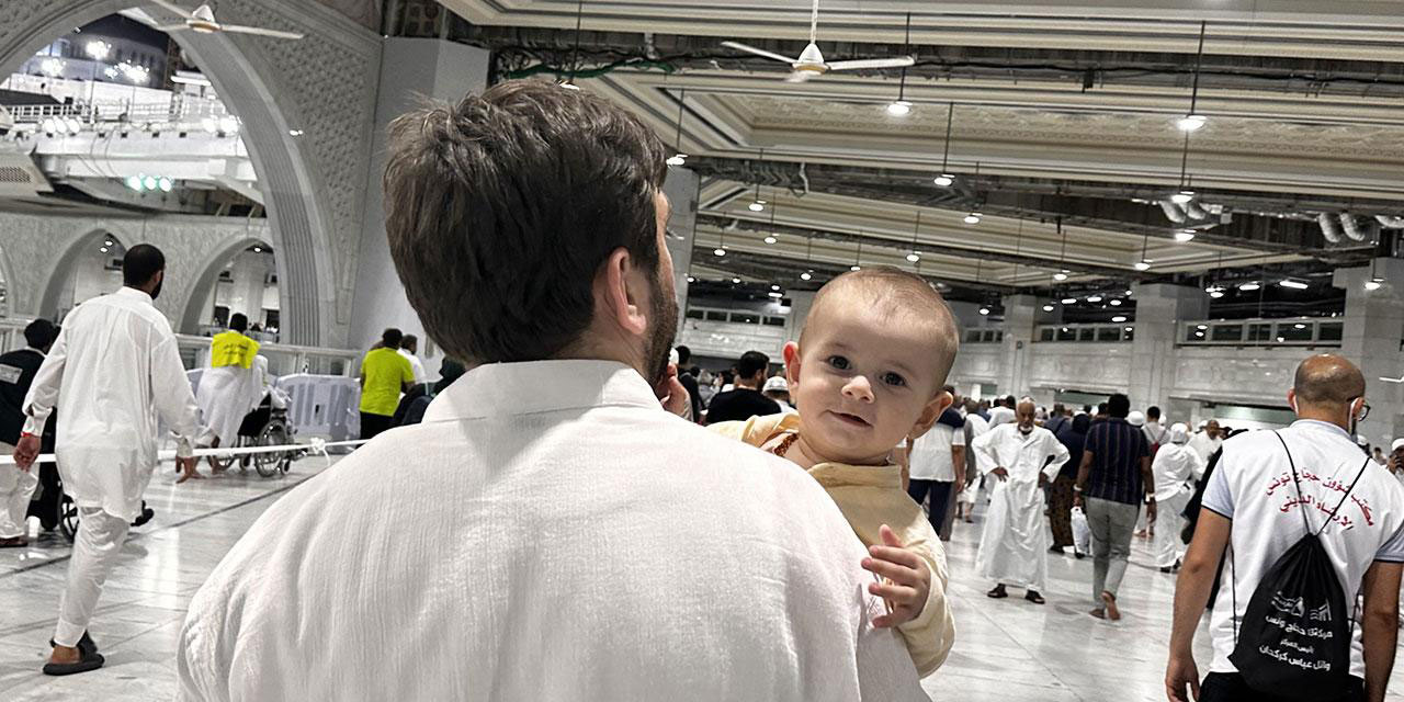 Kabe'nin minik hacıları görenlerin neşe kaynağı oluyor