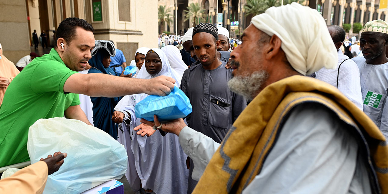 Mekkeliler, hacılara hizmet etmek için yarışıyor: Büyük bir şereftir