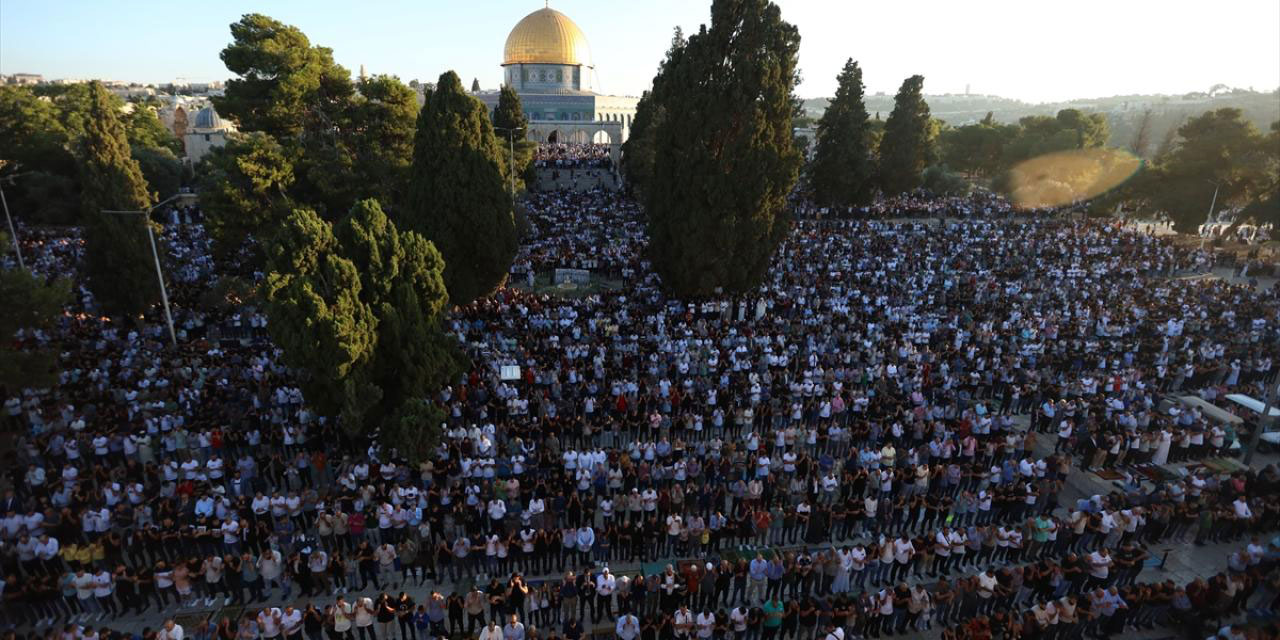 İşgalci İsrail'in engellerine rağmen Mescid-i Aksa'da 50 bin kişi cuma namazı kıldı