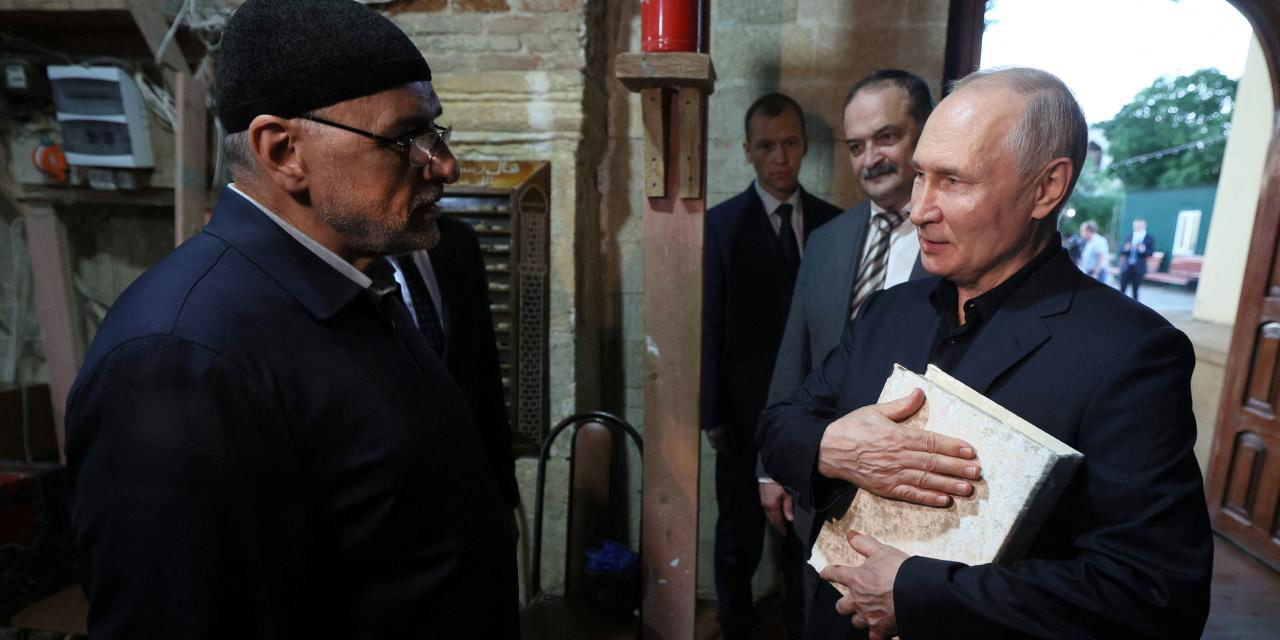 Kur'an-ı Kerim'i göğsüne bastıran Putin, Suriye'de Müslümanları katlediyor!