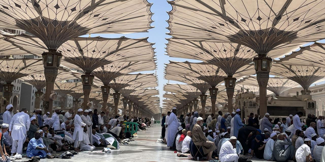 Hacıların Mescid-i Nebevi'de cuma namazı sevinci