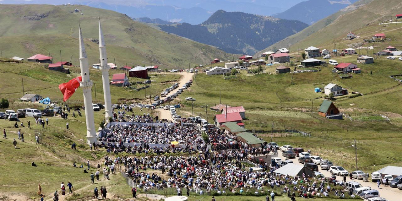 562 yıllık üstü açık camide sadece cuma namazı kılınıyor