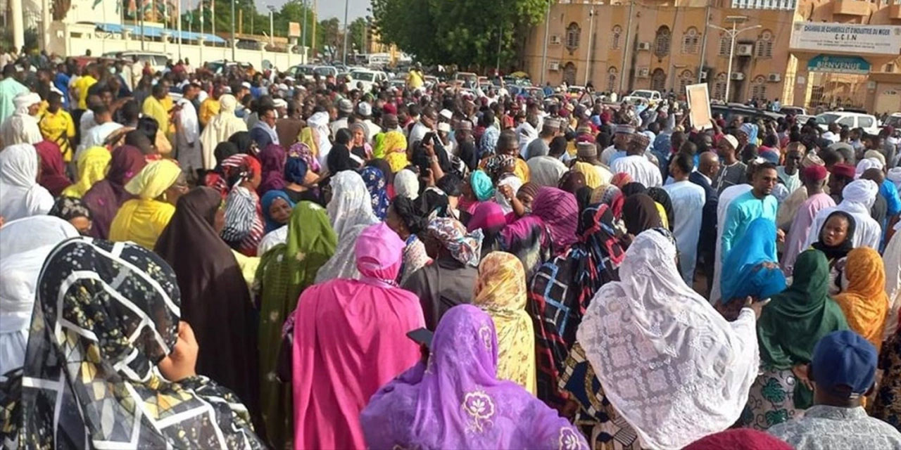 Nijer'de halk darbeye karşı sokağa indi