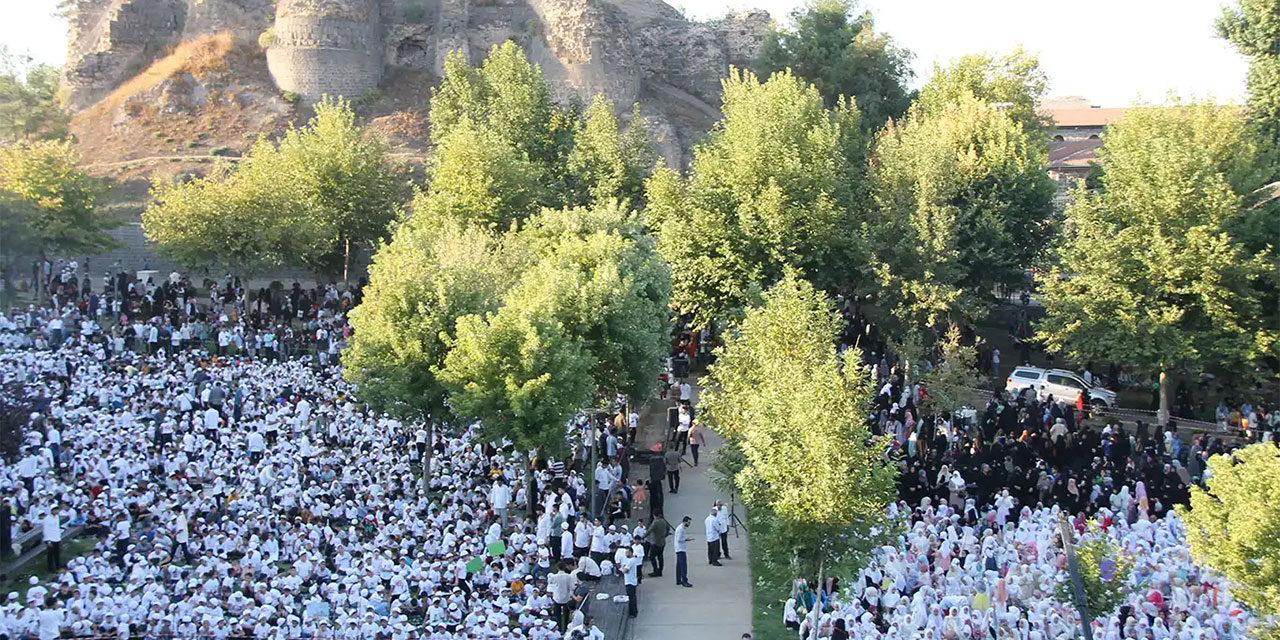 Diyarbakırlı çocuklar namaz için buluştu