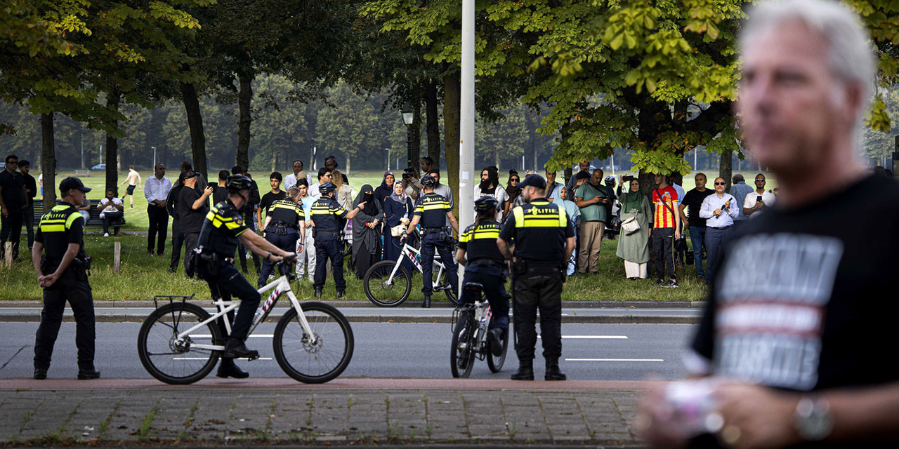 Aşağılık ırkçı, Türkiye Büyükelçiliği önünde Kur'an-ı Kerim yırttı
