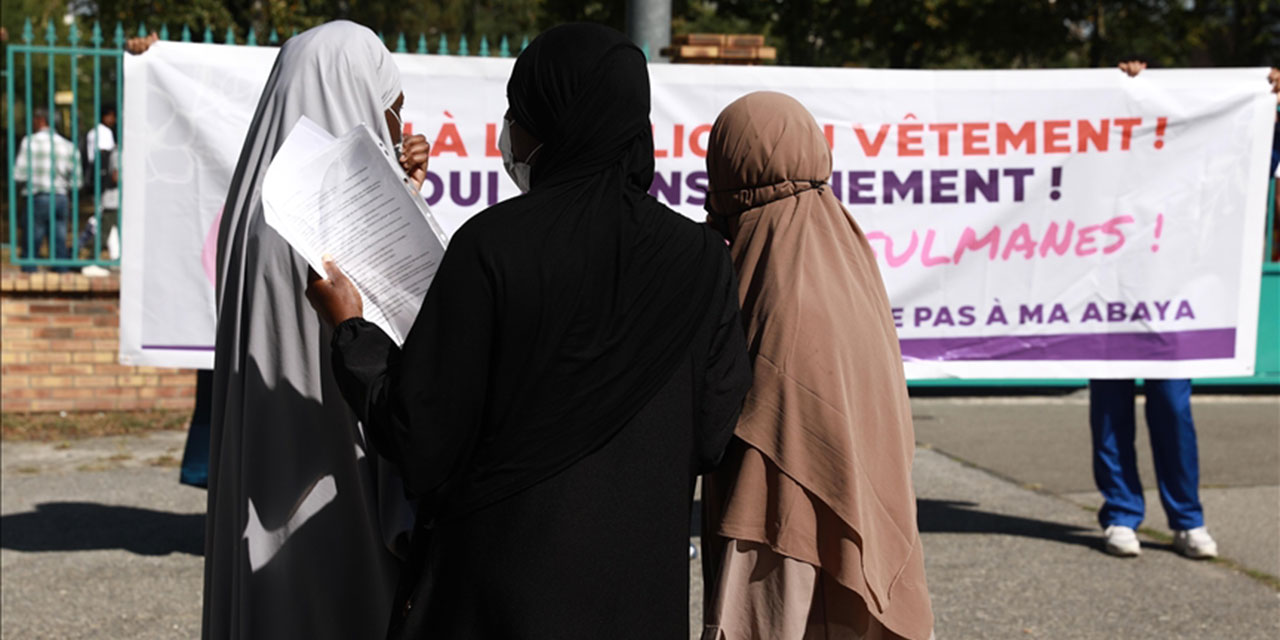 Fransa'da uzun elbise yasağına kızan öğrenciler okul girişini kapattı