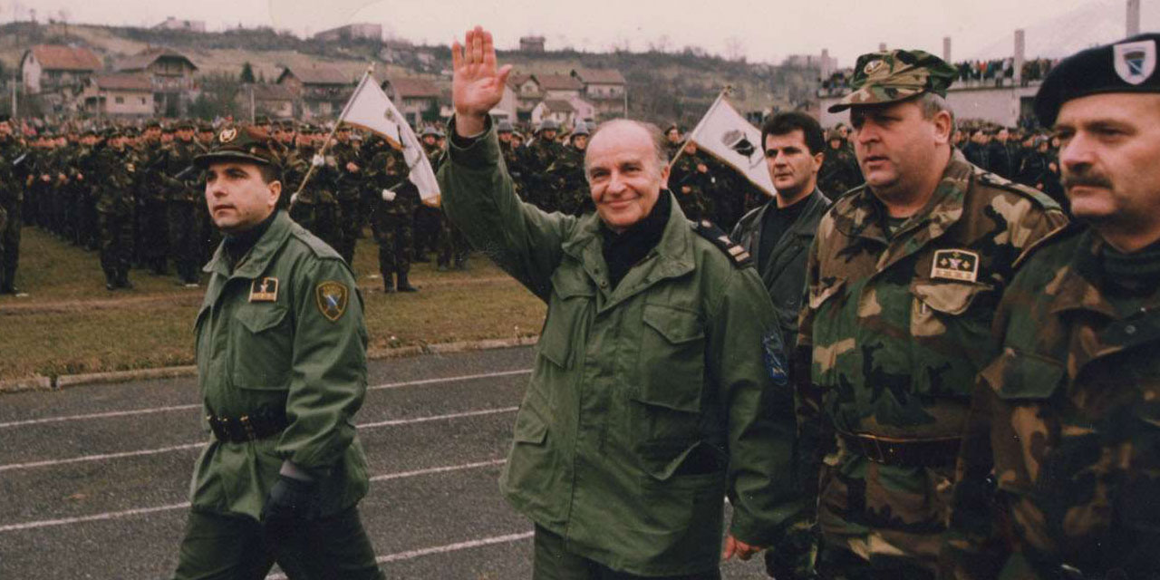 Aliya İzetbegoviç'ten kendisini bekleyen CIA'ye: Önce namaz!