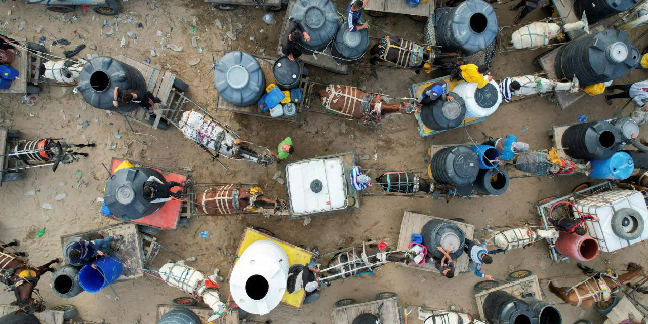 Gazzeliler bir damla 'su' için kuyrukta