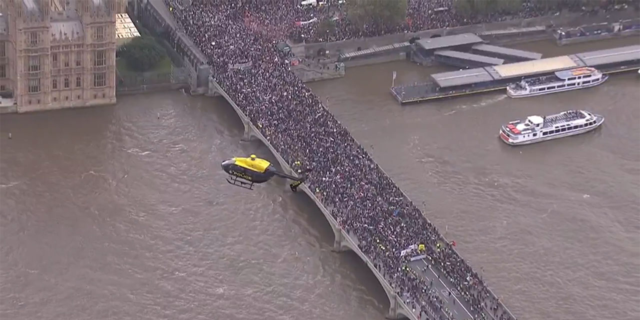 Londra'da yüzbinlerce kişi "Gazze'de soykırım var, Filistin'e Özgürlük" diyerek yürüdü