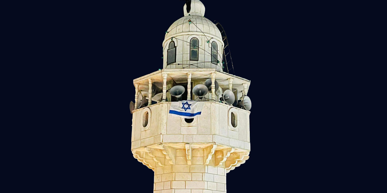 Cami minaresine teörist israilin pis bayrağını astılar