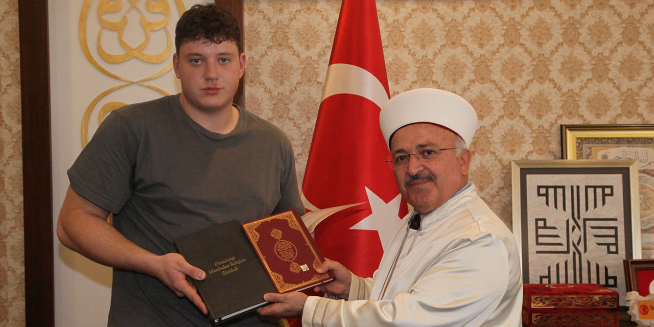 Ezandan etkilenen Alman genç, Müslüman oldu