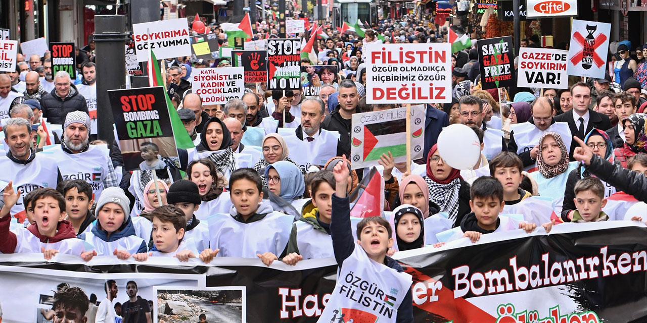 Bursalı çocuklar el ele tutuşarak Filistinli mazlumlar için "insan zinciri" oluşturdu