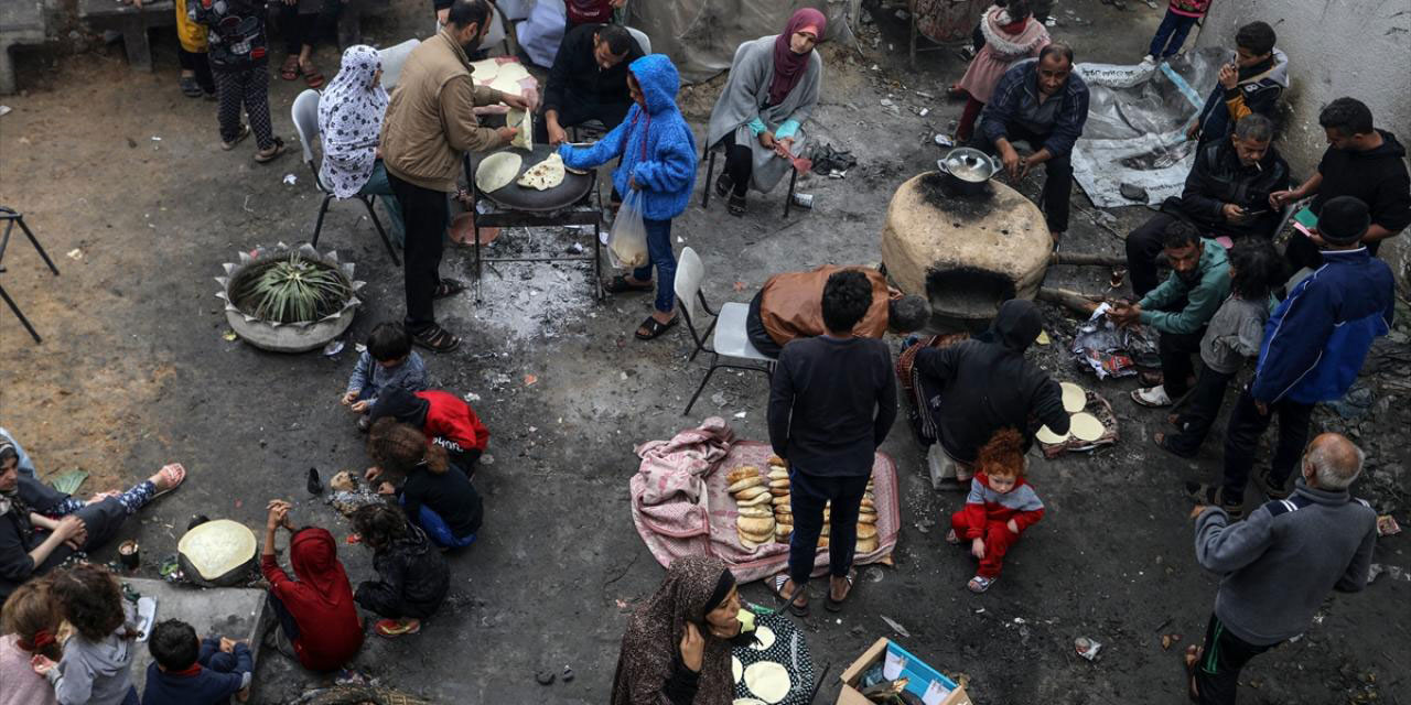 Okullara sığınan Filistinliler, zor şartlar altında yaşıyor