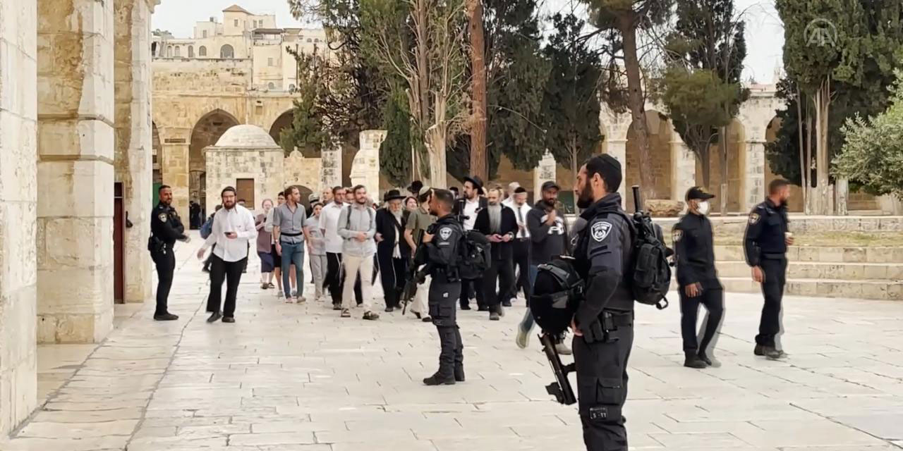 Filistin topraklarını gasbeden hırsız israilliler, Mescid-i Aksa'ya baskın düzenledi