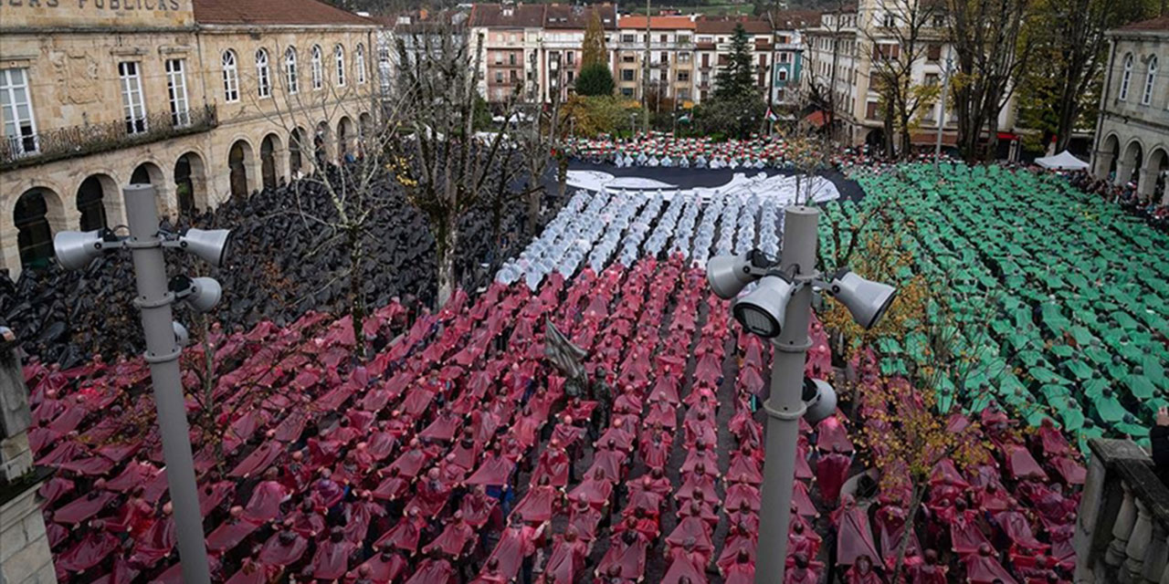 İspanya'da 1937'de bombalanan Guernica'da yüzlerce kişi insan mozaiği oluşturarak Filistin'e destek verdi