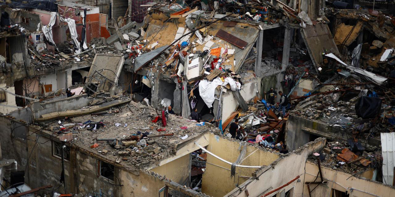 Gazzeli babalar evlatlarının hayatı için enkazda yiyecek arıyor