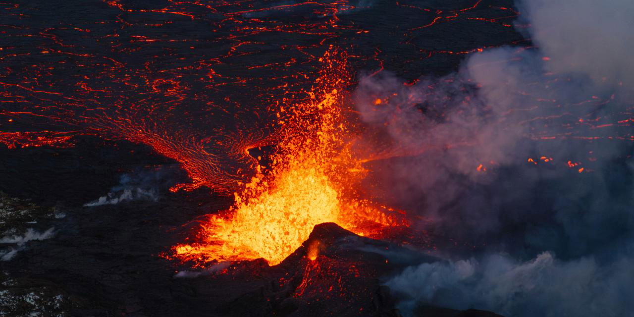 İzlanda'da patlayan yanardağın kül bulutları başkente ilerliyor