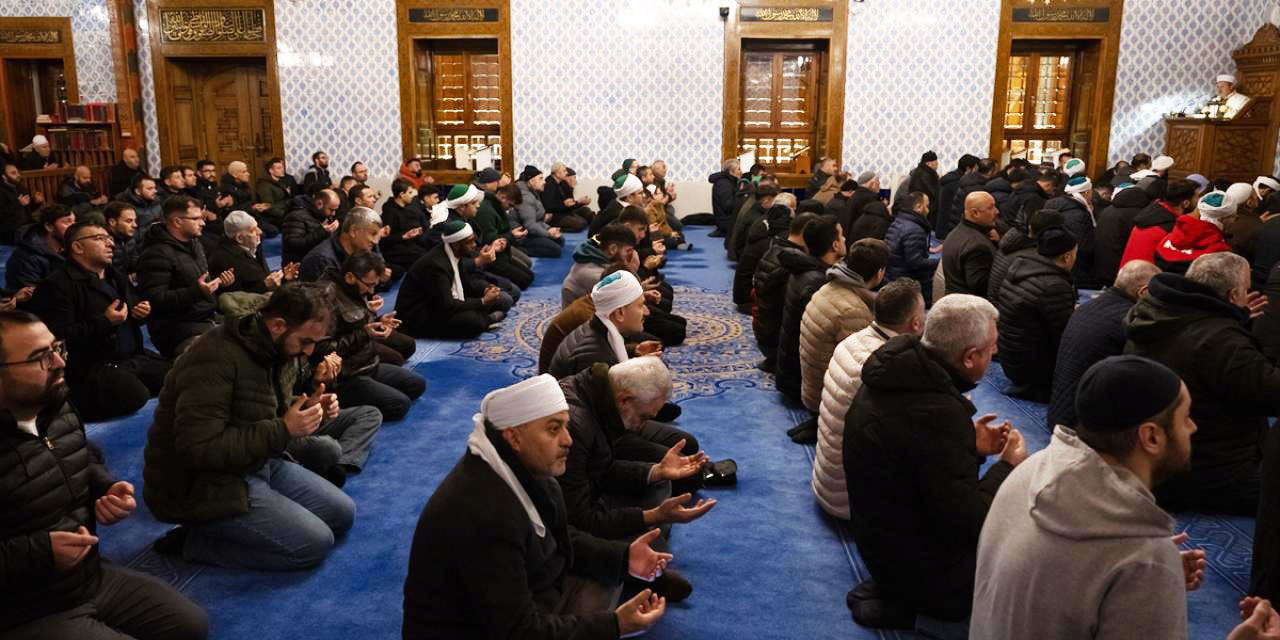 Camilerde şehit Mehmetçikler için dua edildi