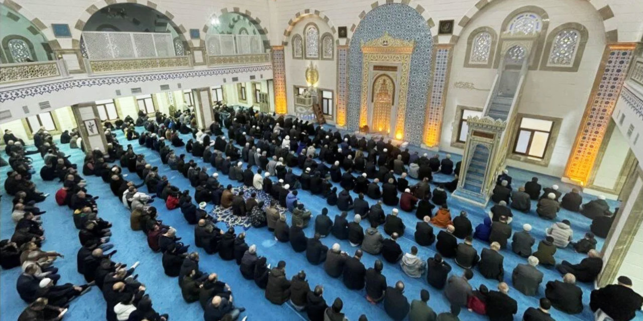 'Türkiye'de Cuma namazı kılınmaz' iddialarına Hulusi Yahyagil’den cevap