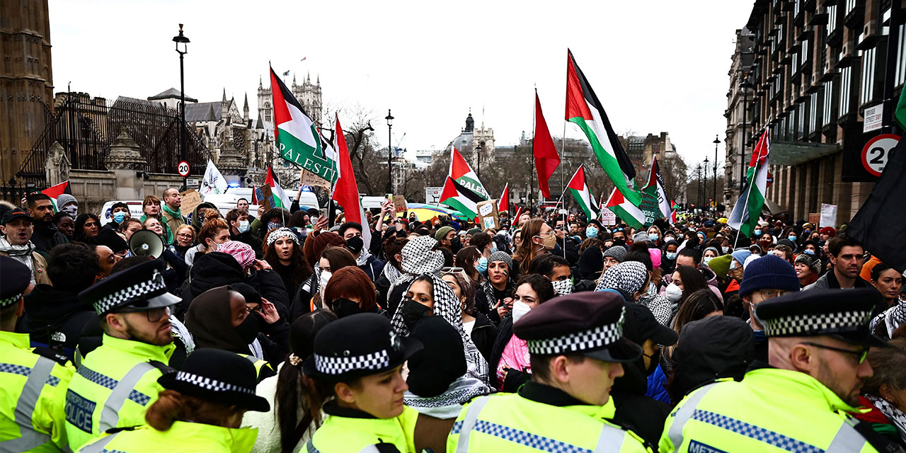 İngiltere sokakları Gazze'ye destek sesleriyle inledi