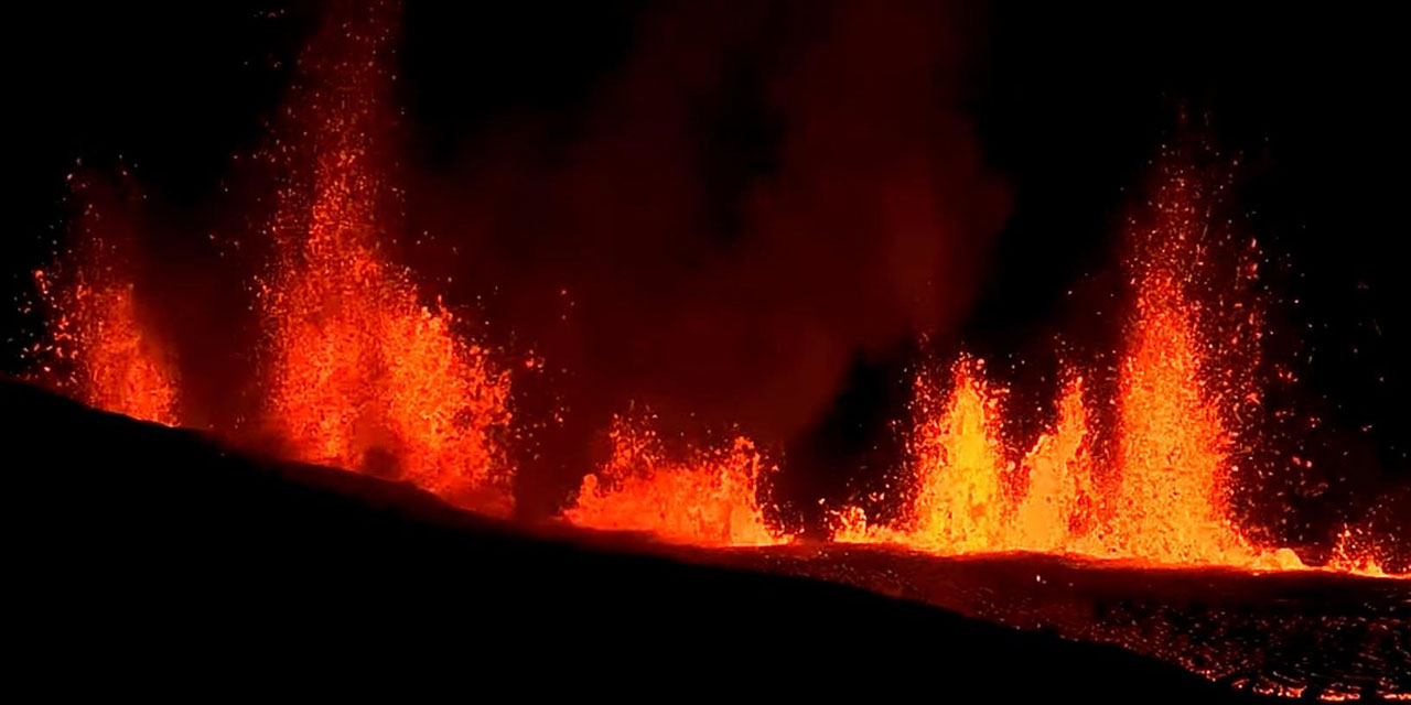 İzlanda’da yanardağ patladı: Ateş kaynıyor