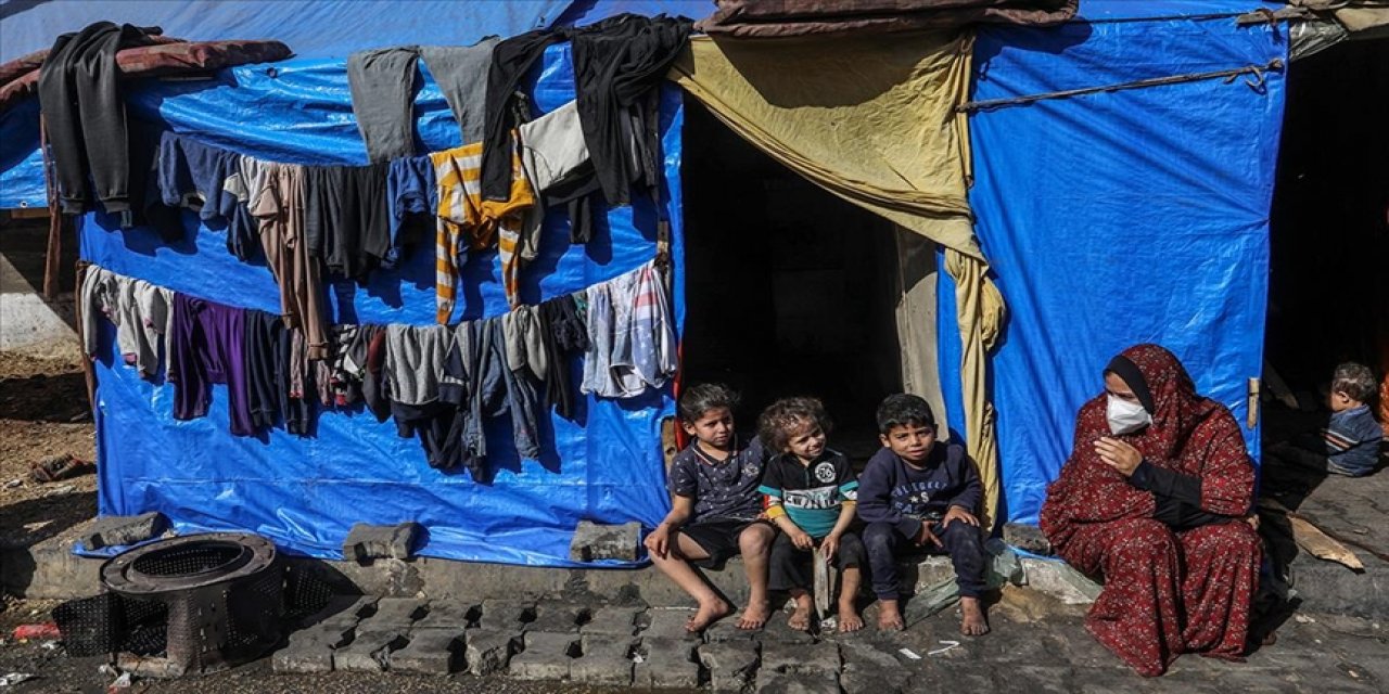 Gazzeliler, çocuklarını soğuktan korumak için kullanılmış kıyafetler alıyor