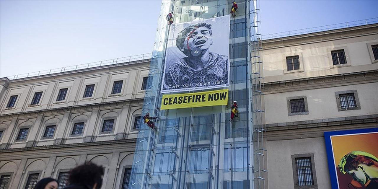 İspanya'da Filistin'e destek için Kraliçe Müzesi'ne Gazze fotoğraf asıldı