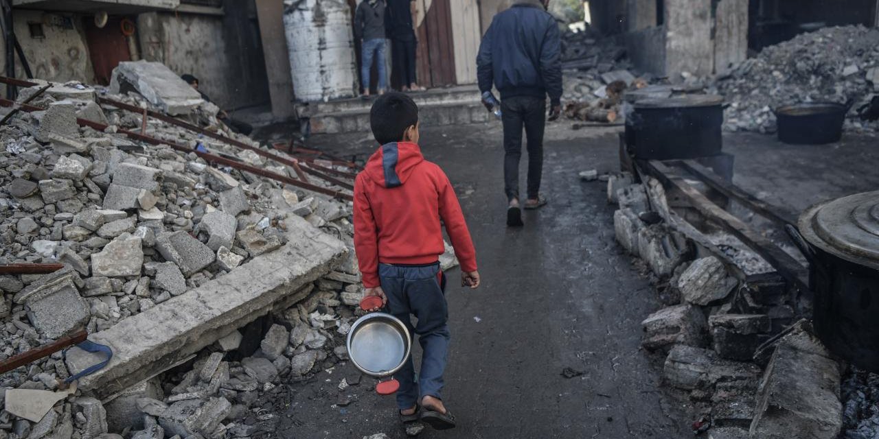 Gazzeliler yemeklerini çocukların çöplükten topladığı plastiklerle pişiriyor