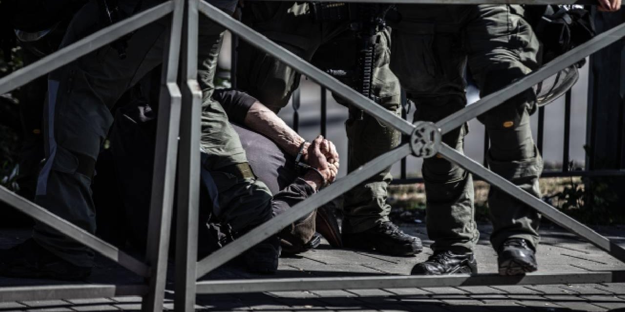 Katiller sürüsü, Mescid-i Aksa çevresinde namaz kılan Filistinlilere yine müdahale etti