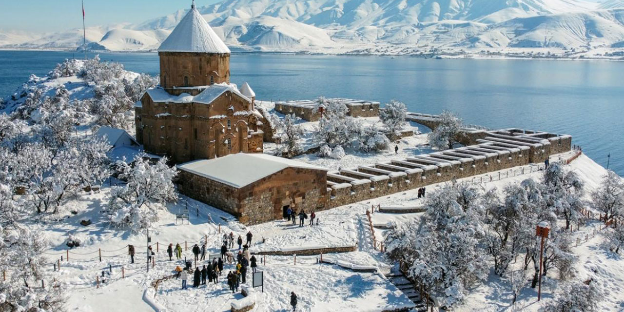 Akdamar Adası beyaz örtüsüyle ziyaretçilerini ağırlıyor