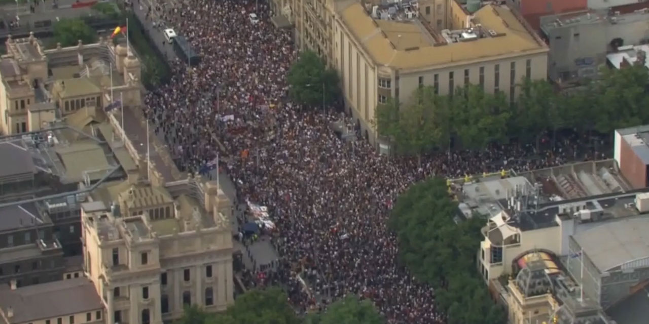 Avustralyalılar, İngiliz sömürgeciliğini protesto için sokaklarda