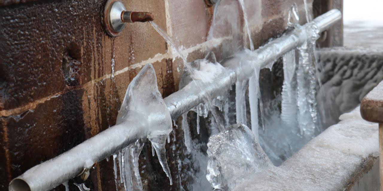 Doğu Anadolu'da çeşmeler, dereler ve nehirler buz tuttu