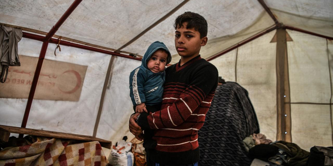 Filistinli Muhammed 14 yaşında, 6 aylık kardeşine hem annelik hem babalık yapıyor