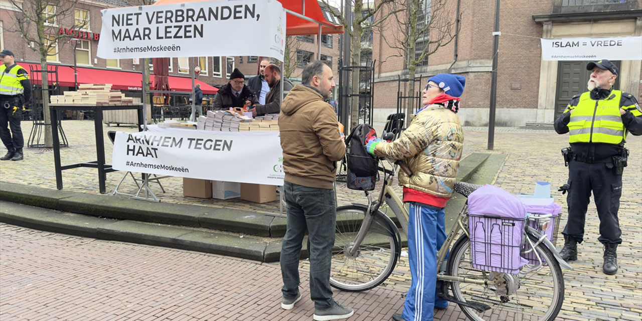 Hollanda'da İslamofobik saldırılara tepki olarak Kur'an-ı Kerim dağıtıldı