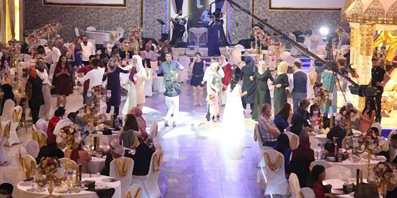 Muhafazakar anne-babaların yarası: Açık-saçık nişanlar, düğünler!