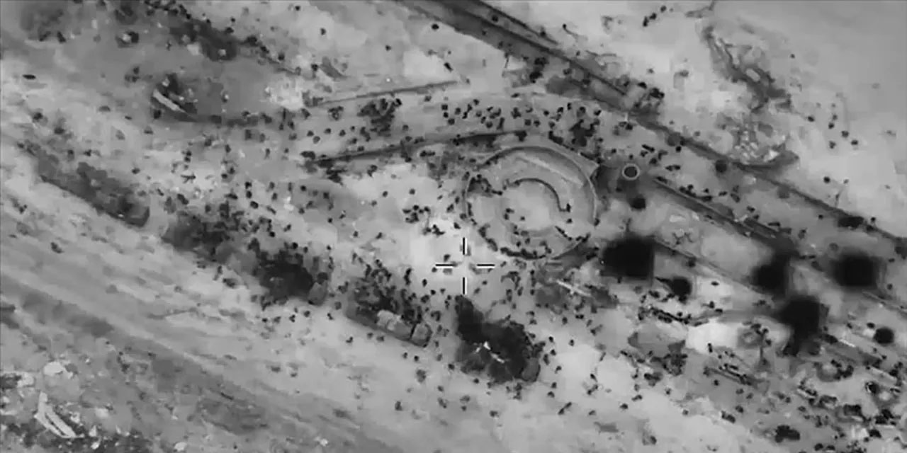 Aşağılık israil Gazze'de insani yardım bekleyen Filistinlileri yine öldürdü