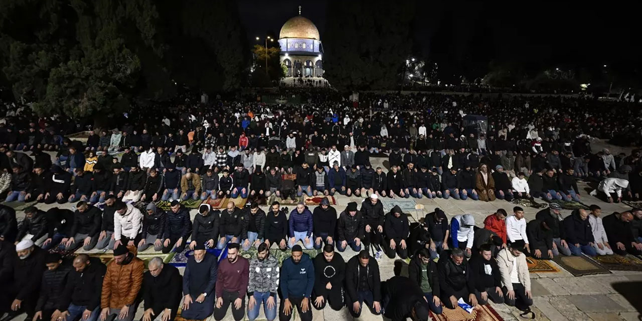 Kısıtlamalarına rağmen 70 bin kişi Mescid-i Aksa'da teravih namazı kıldı