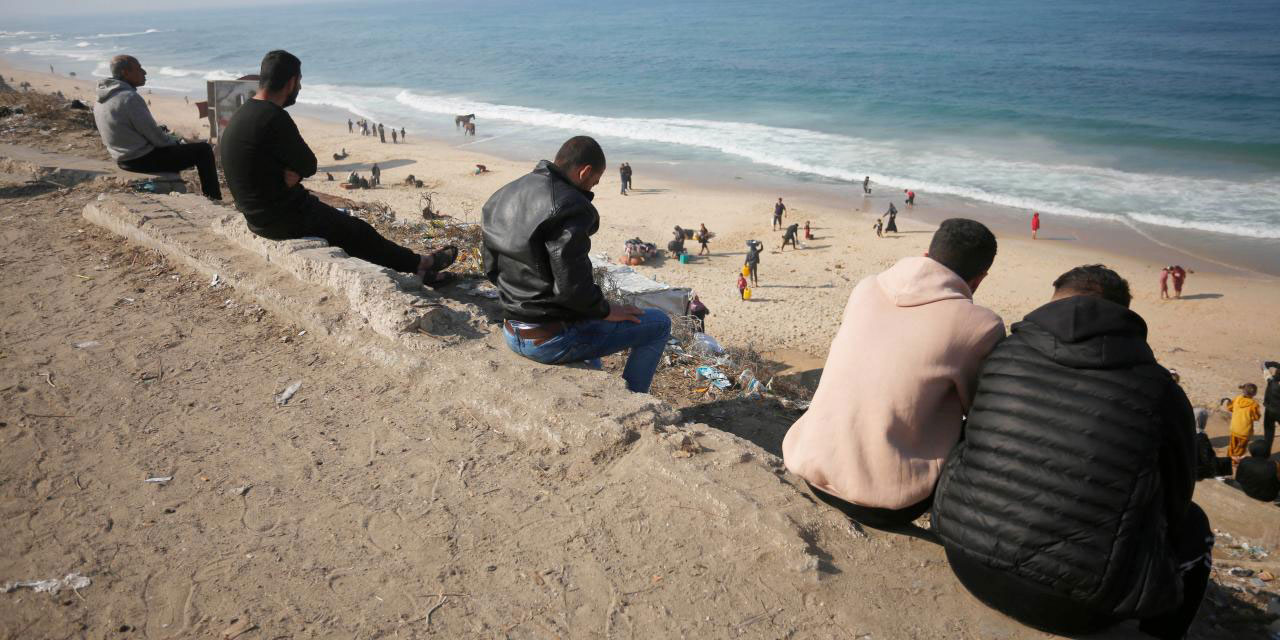 Gazzeli babalar kumlar arasında yiyecek toplamaya çalışıyor
