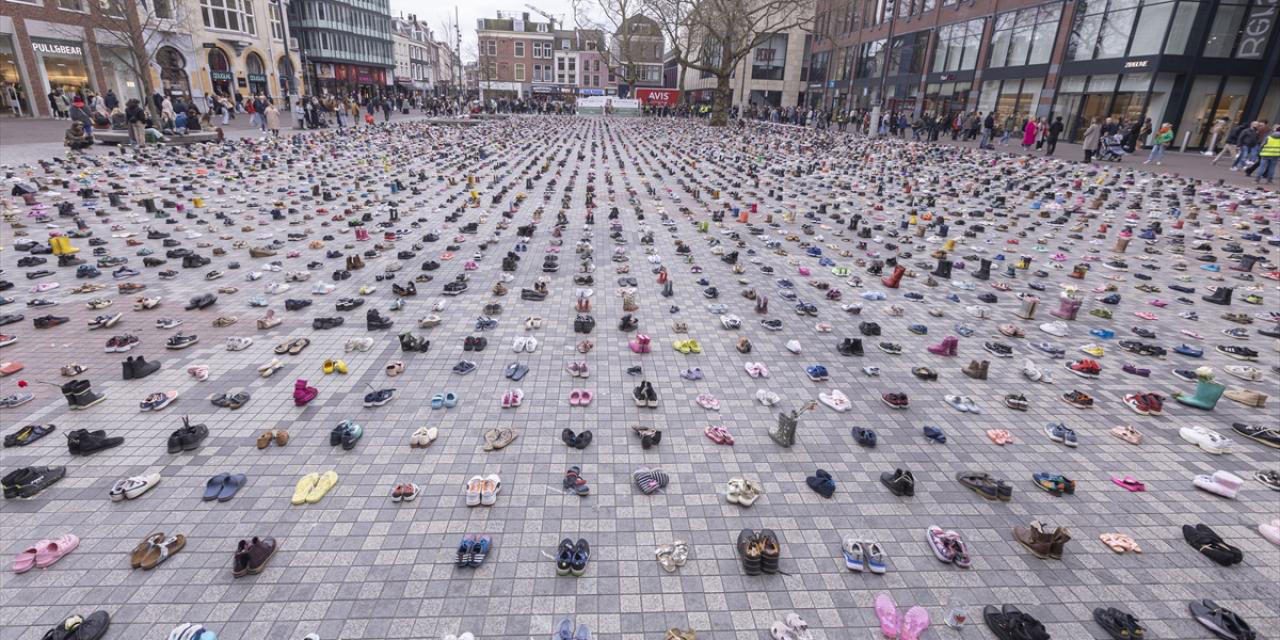 Hollanda'da Gazze'de öldürülen çocuklar anısına binlerce ayakkabı sergilendi