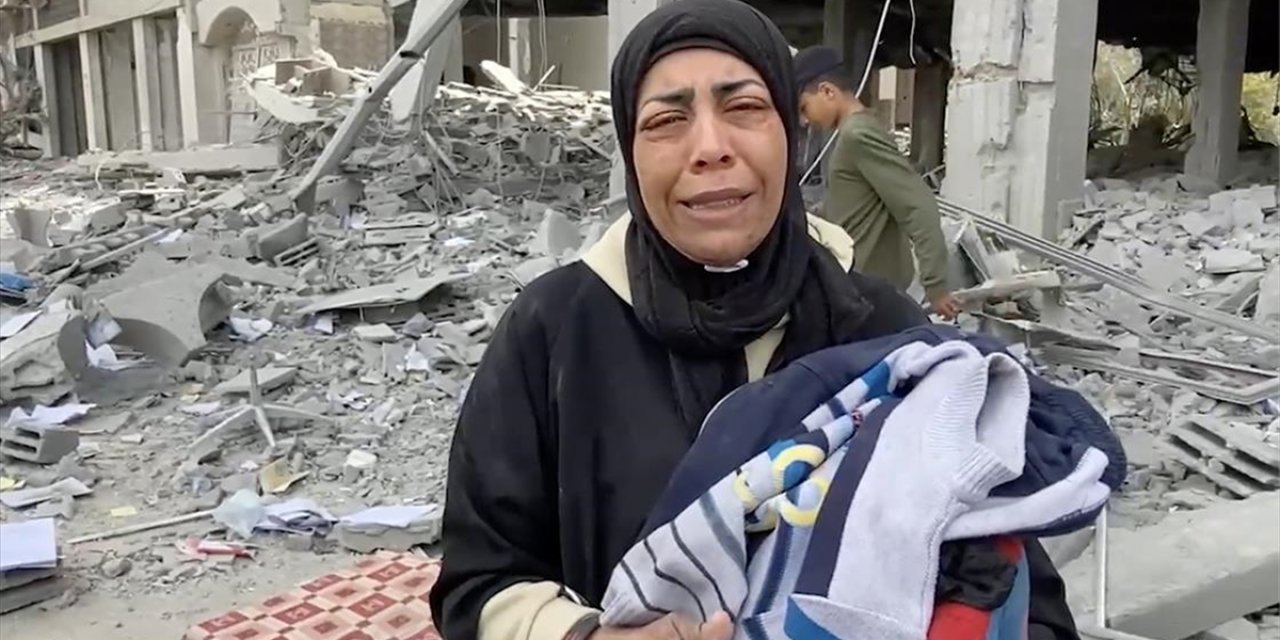 Terörist israilin saldırısında çocukları enkaz altında kalan anneden Dünya'ya çağrı